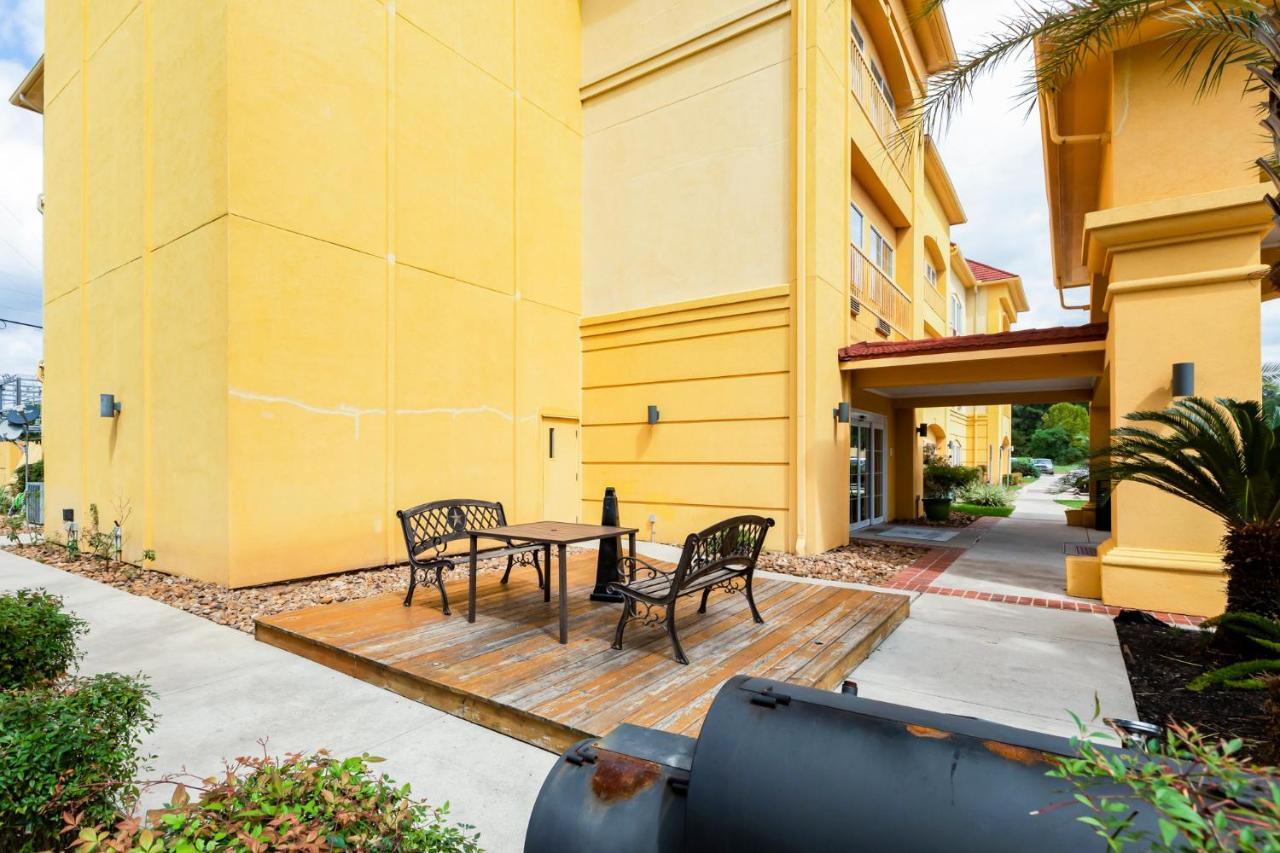 La Quinta By Wyndham Livingston Hotel Exterior photo