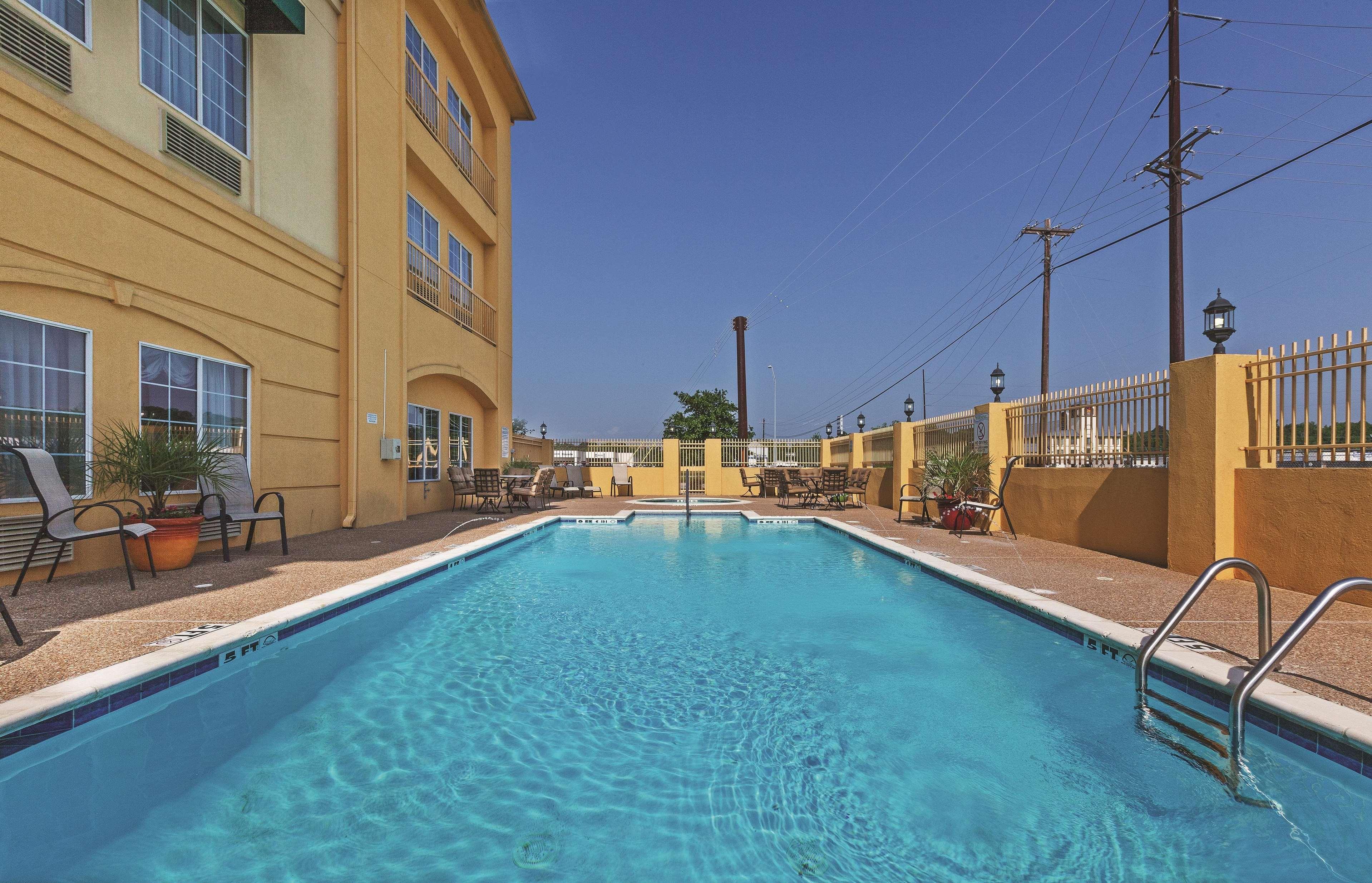 La Quinta By Wyndham Livingston Hotel Exterior photo